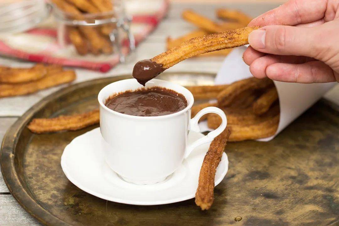 ValentinaRmaz's tweet photo. Compartiendo estas crujientes churros con chocolate con mis compis!  Mm, qué ricos son los snacks para alegrar el día. https://t.co/5lwFInfjGv