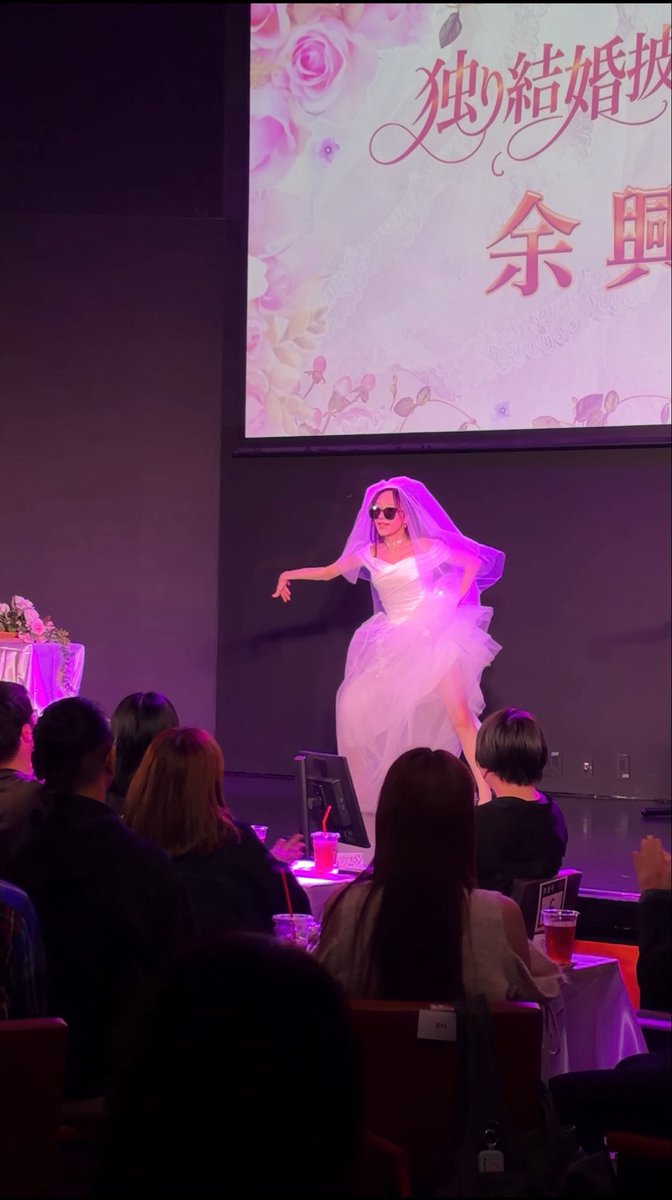 airishimizu's tweet photo. 清水あいり初単独ライブ
「独り結婚披露宴」
お越しいただいた皆様
本当にありがとうございました。

あんなに温かくて心から楽しくて
幸せな時間になったのは
あの会場で一緒に楽しんでくださった皆様
そして司会の森本しんたろうさん、友人代表ぱーてぃーちゃん信子、姉役の素晴らしき人生りょうちゃん、まさかの客席からも突っ込みを入れてくださった上田晋也さん、たくさん準備してくださったスタッフの皆様、マネージャーさんたちのおかげです。
あの時間を、独り結婚披露宴を
一緒に作ってくれて、本当にありがとう。

何を血迷ったのか
「清水あいりで単独ライブをやりたい」と
おっしゃってくださったスタッフの皆様
実現させてくれて
本当にありがとうございます涙
まさか本当にやらせていただける日がくるとは
思ってもいませんでした。

まだまだ未熟ですが
またいつか開催できますよう頑張ります
皆様のおかげで
今日は忘れられない大切な一日になりました
心からありがとう。