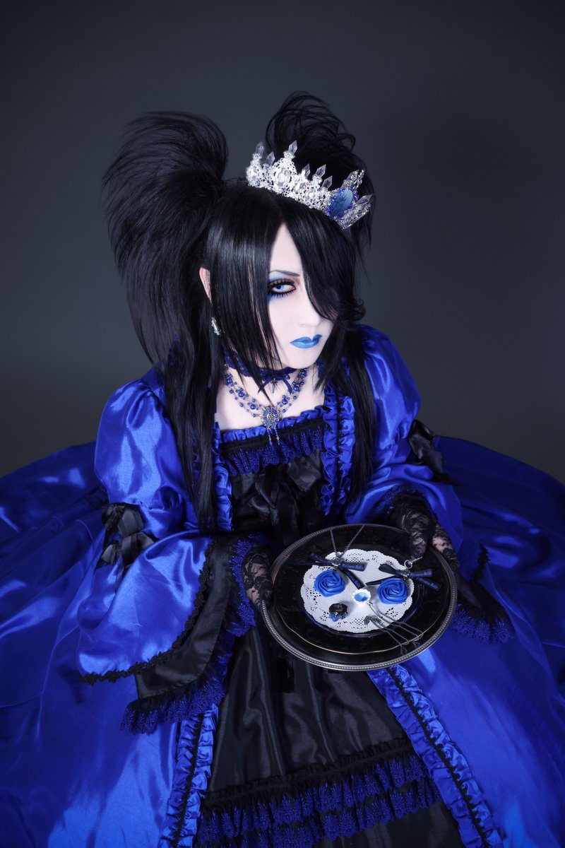 moitie_official's tweet photo. ✞ ━━━━━━━ 🔷 ━━━━━━━ ✞

Moi-même-Moitié史上、
最も甘いコレクション。

Q-pot. × Moi-même-Moitié
The Eternal Blue Rose Tea Party

✞ ━━━━━━━ 🔷 ━━━━━━━ ✞

🍽️コラボを記念した購入者限定のTea Party開催🫖
↓詳細はこちら↓
https://t.co/CyYi9YsClV

サロン会員先行：10/15（木）18:00～
一般発売：10/16（金）18:00～
WunderWelt Fleurにて販売。

#moitie27th