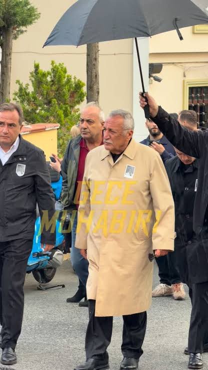 reelfener's tweet photo. Bu paltoyu giyen 1 kişi daha vardı ismi aklıma  gelmedi arkadaşlar 👳‍♂️

Belli ki bir yerlere mesaj verilmiş 😏

Demiştim kimsenin gücü bu yapı’ya yetmez diye !!!! https://t.co/7Vs0kELsAm
