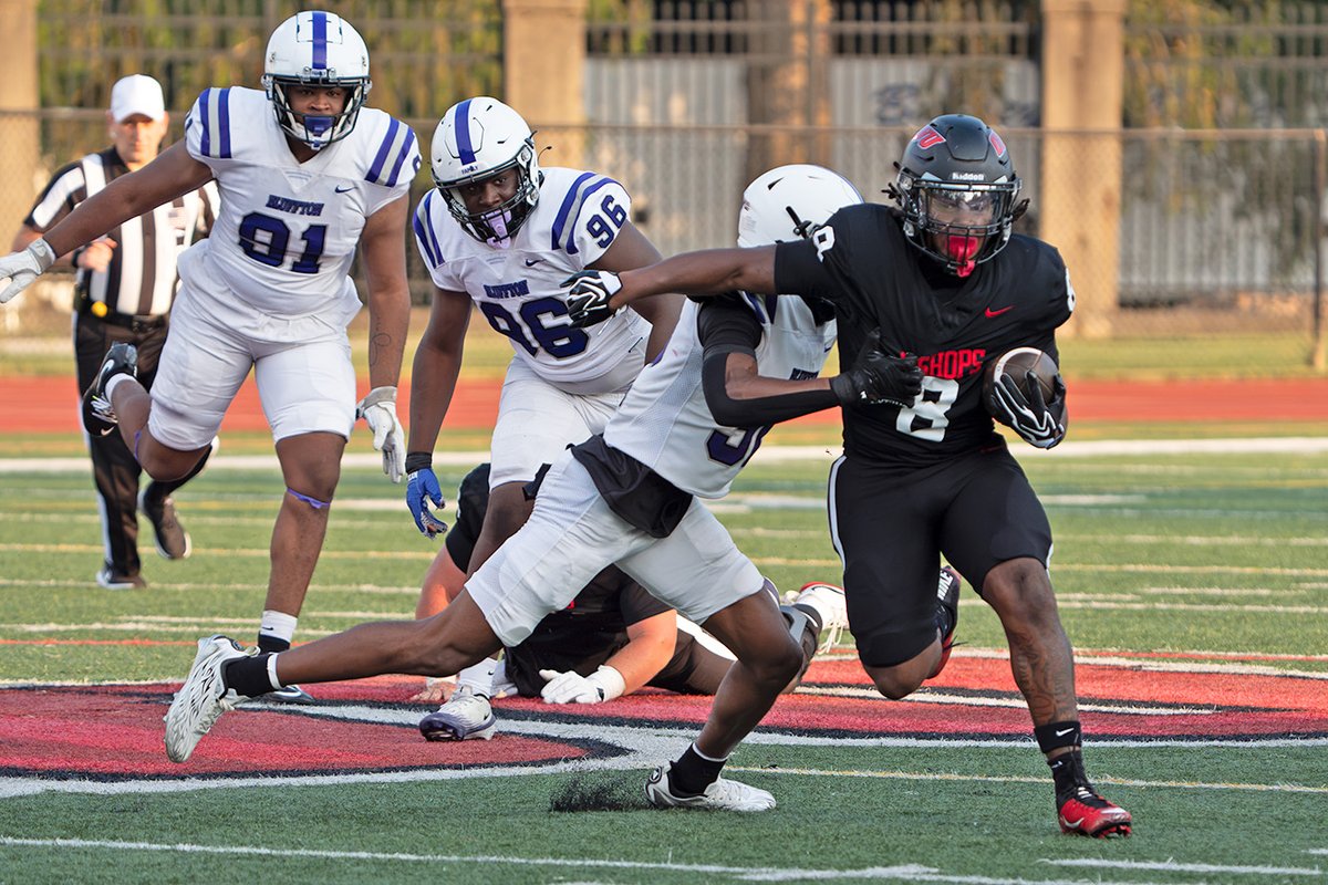 CBUSsportsLocal's tweet photo. .@OWUBishopFB blanks @WoosterFootball 14-0 at Selby Stadium this afternoon. @fhhs_football alum @imjustgio_2 paces the Bishops with 106yds rushing and a touchdown on 20 carries. @owuathletics https://t.co/jsWVuBz5wQ