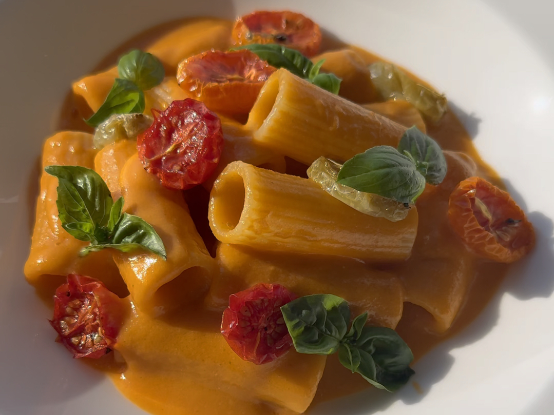 BasilRetz's tweet photo. Hoy hice un plato rápido y delicioso: pasta con tomates cherry, albahaca fresca y un toque de queso parmesano. Solo 20 minutos, ideal para la cena entre semana! https://t.co/CvLuIRLoZS