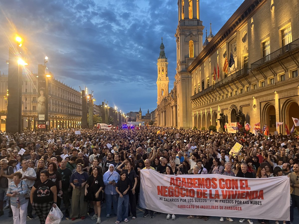 InquilinasZgz's tweet photo. Decenas de miles de personas hemos salido a las calles para decir basta. No queremos que los rentistas y los empresarios sigan haciendo negocio con nuestras vidas, mientras los políticos profesionales los protegen. ¡Ahora toca convertir la rabia en organización! https://t.co/j1e182vq8y