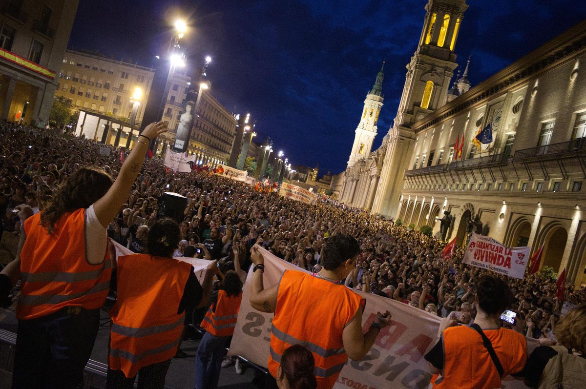 InquilinasZgz's tweet photo. Decenas de miles de personas hemos salido a las calles para decir basta. No queremos que los rentistas y los empresarios sigan haciendo negocio con nuestras vidas, mientras los políticos profesionales los protegen. ¡Ahora toca convertir la rabia en organización! https://t.co/j1e182vq8y