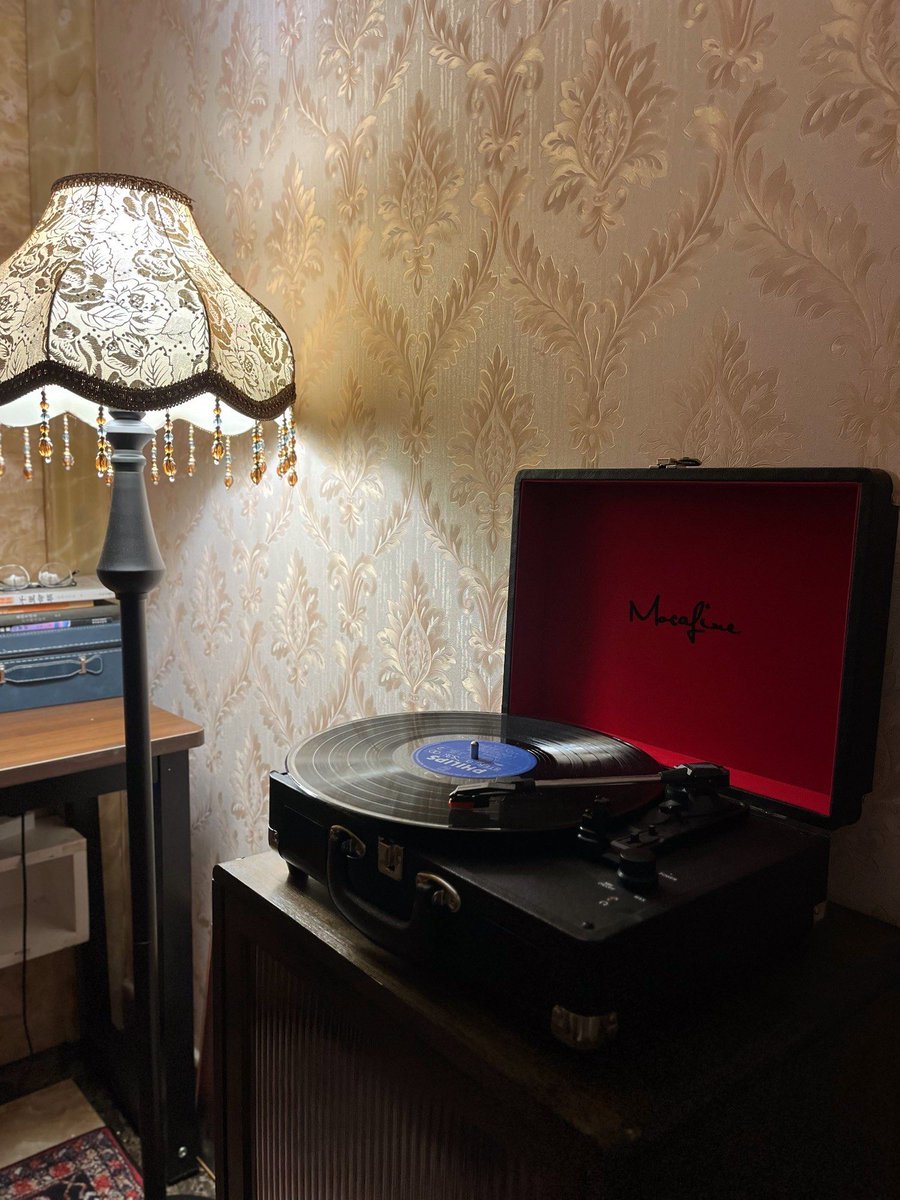 SamaraAkemwp's tweet photo. Noche de jazz con sonidos cálidos, vinilo girando y café aromático: la música que abraza el alma. ， https://t.co/TTUyZLvEdZ