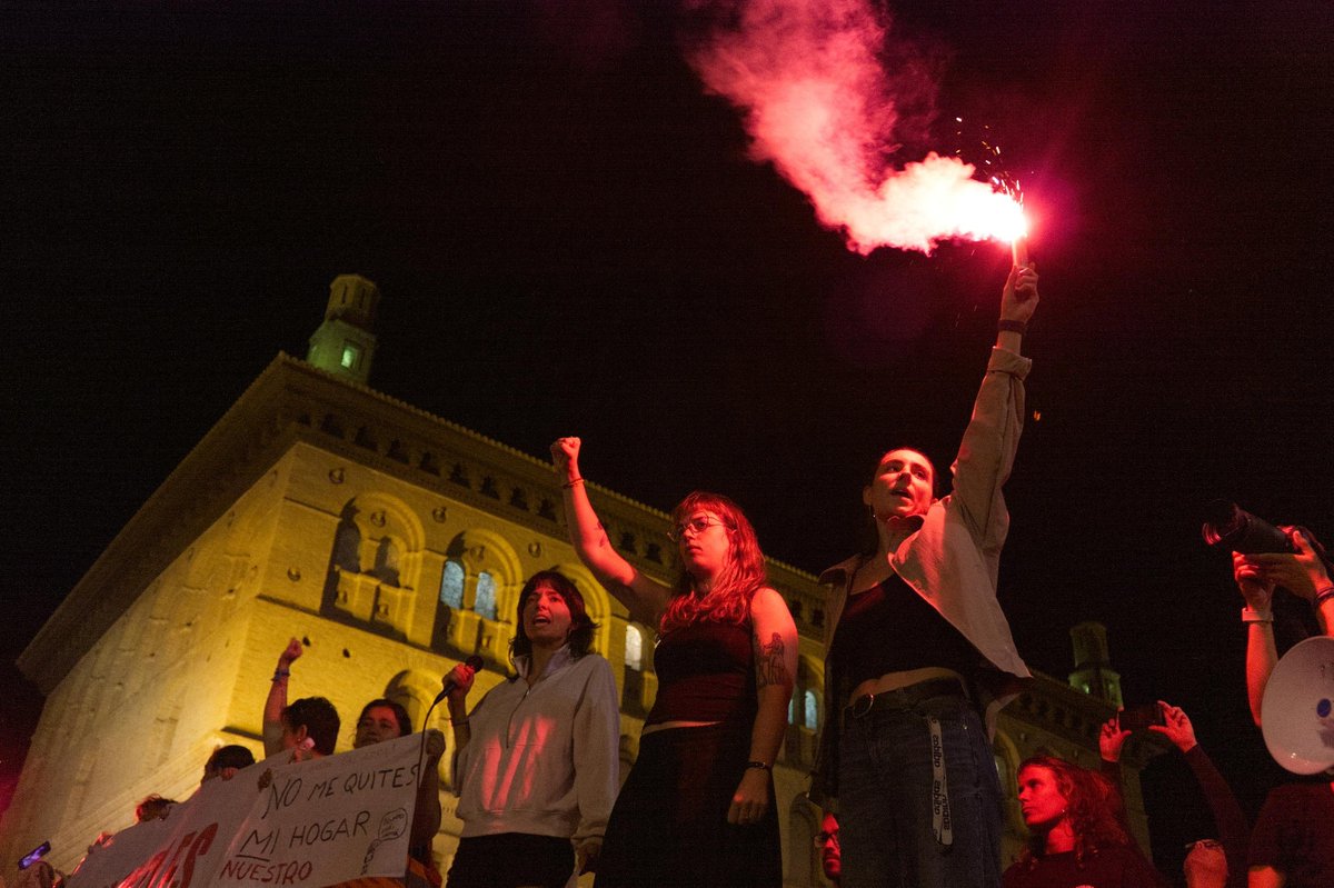 InquilinasZgz's tweet photo. Decenas de miles de personas hemos salido a las calles para decir basta. No queremos que los rentistas y los empresarios sigan haciendo negocio con nuestras vidas, mientras los políticos profesionales los protegen. ¡Ahora toca convertir la rabia en organización! https://t.co/j1e182vq8y