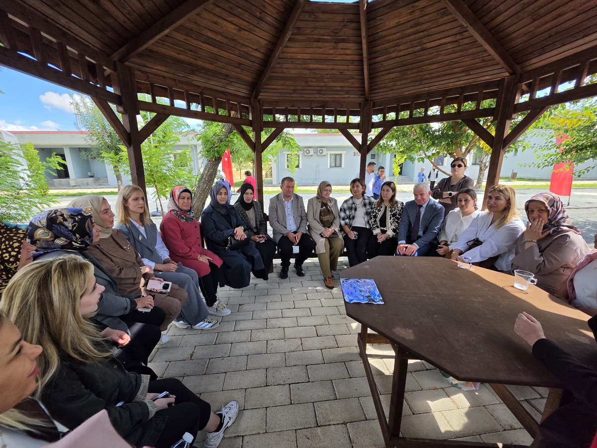 liceakkadinlarr's tweet photo. Selahaddin Eyyübi Dicle Genç Kampı’nda milletvekilimiz @Kepoluasuna il k.k başkanı @didem_yekta teşkilatlarımızla birlikte birlik ve dayanışma içerisinde güzel bir buluşma gerçekleştirdik
@tugbaisikercan 
@GercekTekin 
@AvukatErsanAksu 
@HamitSumer21 
@ismail_demir1 https://t.co/jg86St7PFN