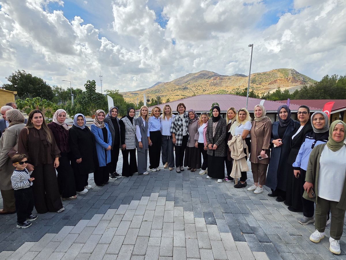 liceakkadinlarr's tweet photo. Selahaddin Eyyübi Dicle Genç Kampı’nda milletvekilimiz @Kepoluasuna il k.k başkanı @didem_yekta teşkilatlarımızla birlikte birlik ve dayanışma içerisinde güzel bir buluşma gerçekleştirdik
@tugbaisikercan 
@GercekTekin 
@AvukatErsanAksu 
@HamitSumer21 
@ismail_demir1 https://t.co/jg86St7PFN