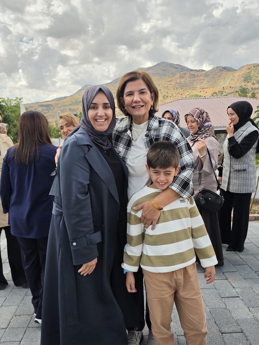 liceakkadinlarr's tweet photo. Selahaddin Eyyübi Dicle Genç Kampı’nda milletvekilimiz @Kepoluasuna il k.k başkanı @didem_yekta teşkilatlarımızla birlikte birlik ve dayanışma içerisinde güzel bir buluşma gerçekleştirdik
@tugbaisikercan 
@GercekTekin 
@AvukatErsanAksu 
@HamitSumer21 
@ismail_demir1 https://t.co/jg86St7PFN