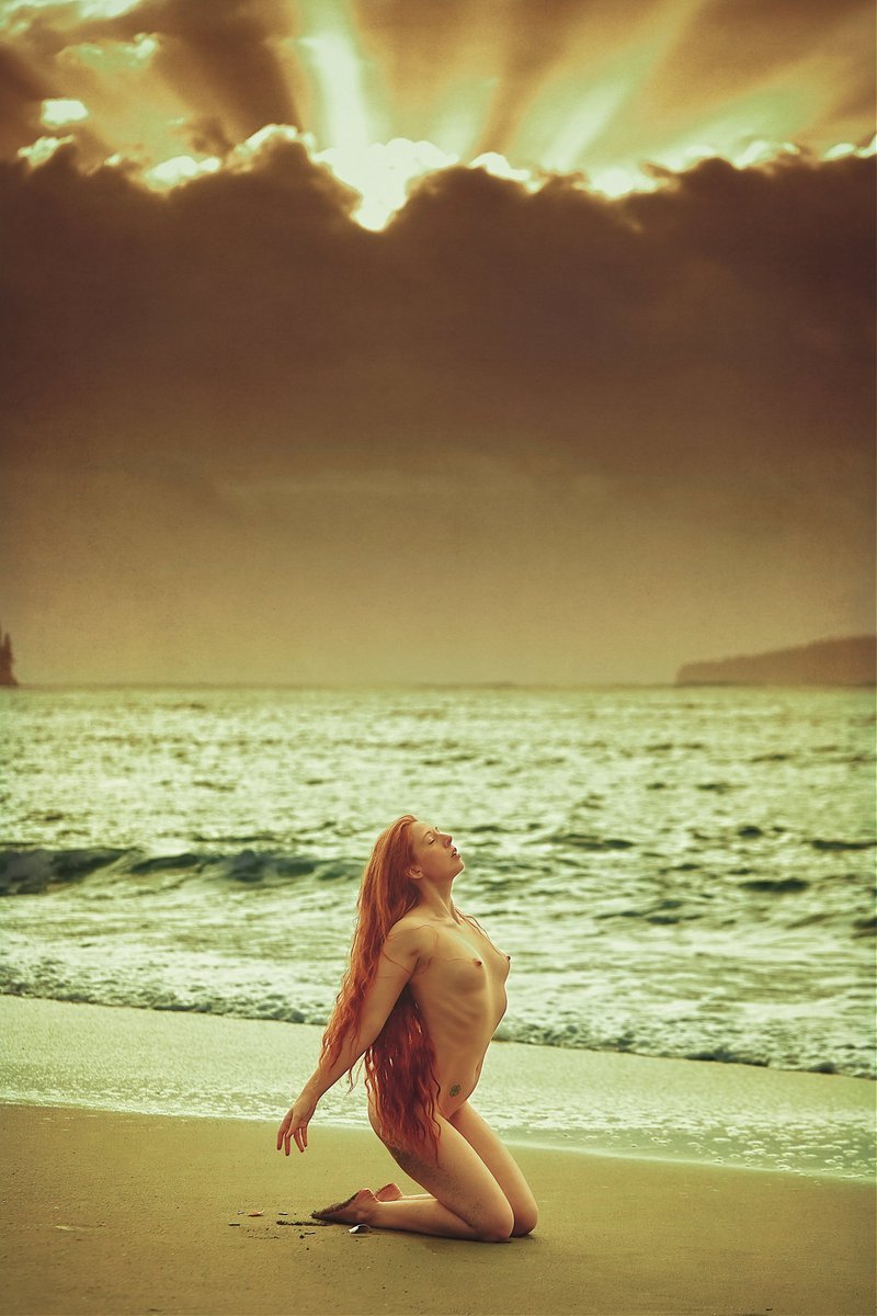 RobinBurchPhot1's tweet photo. Angharada - The Weight of Heaven https://t.co/reufQ9Pv3I