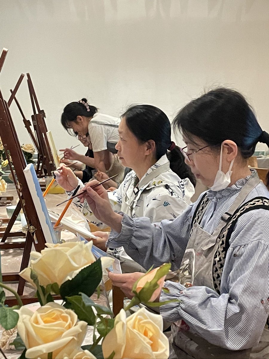 ElizbethKefo's tweet photo. Sumérgete en la magia del arte contemporáneo esta tarde! Taller de pintura gratuita para amantes de la creatividad de todas las edades. Ven a dejar volar tu imaginación! https://t.co/6S5MYqS8iF