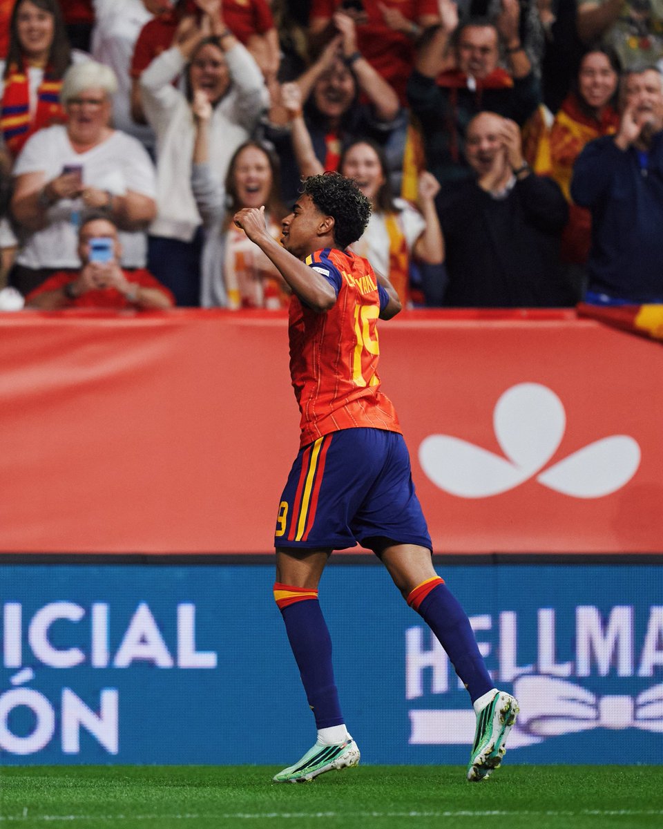 FCBarcelona's tweet photo. ⚽ Lamine, Olmo, Rodri, Pedri and Fermín featured in Spain’s 3-1 win over the Czech Republic. Lamine and Rodri scored, while Olmo provided an assist.

📸 @sefutbol https://t.co/gYUZ4DvzKe