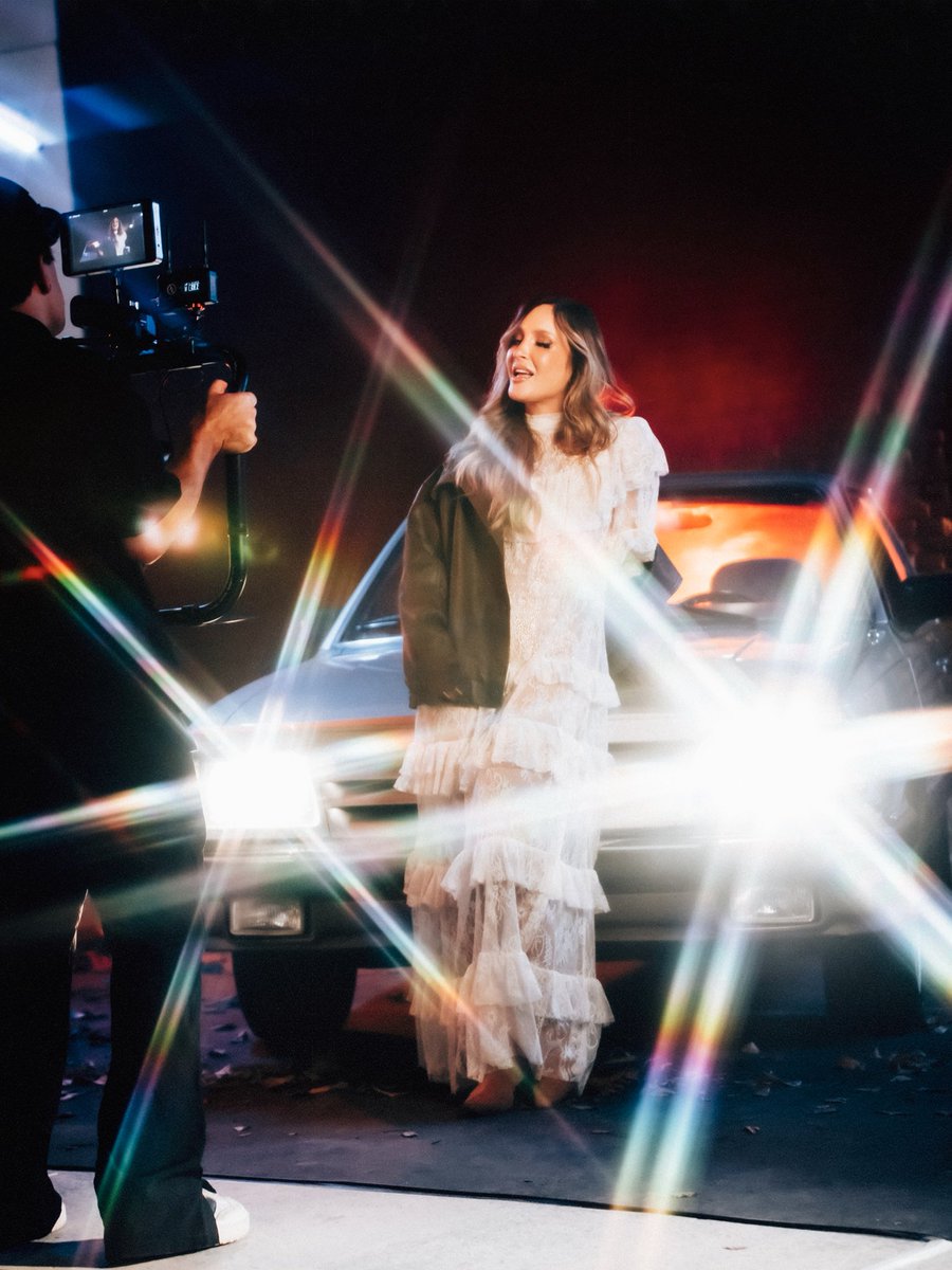 ClaudiaLeitte's tweet photo. Há 1 ano eu estava anunciando um novo álbum. Esse trabalho marcou o início de um processo de me reapresentar que surgiu naturalmente conforme eu colocava tudo pra fora durante os momentos criativos. “Especiarias” foi criado de tudo aquilo que me trouxe até aqui, das dores e das delícias, e eu queria agradecer e ressignificar tudo isso deixando às claras a minha essência. Ao voltar pra mim eu encontrei um banquete: um lugar mais forte, mais decidido, que me trouxe a segurança e o entusiasmo de me permitir ser livre e criar o que tocar no meu coração, de abrir mão de expectativas alheias e encontrar o que é de fato meu, de ouvir mais música do que conselhos, de me reimaginar em vez de permear a zona de conforto. Esse é o sabor de ser grato ao que veio antes, de ter consciência do que se é hoje e de se permitir a sonhar o amanhã. Doce como mel! Feliz 1 ano de Especiarias! 🌶️📀♥️