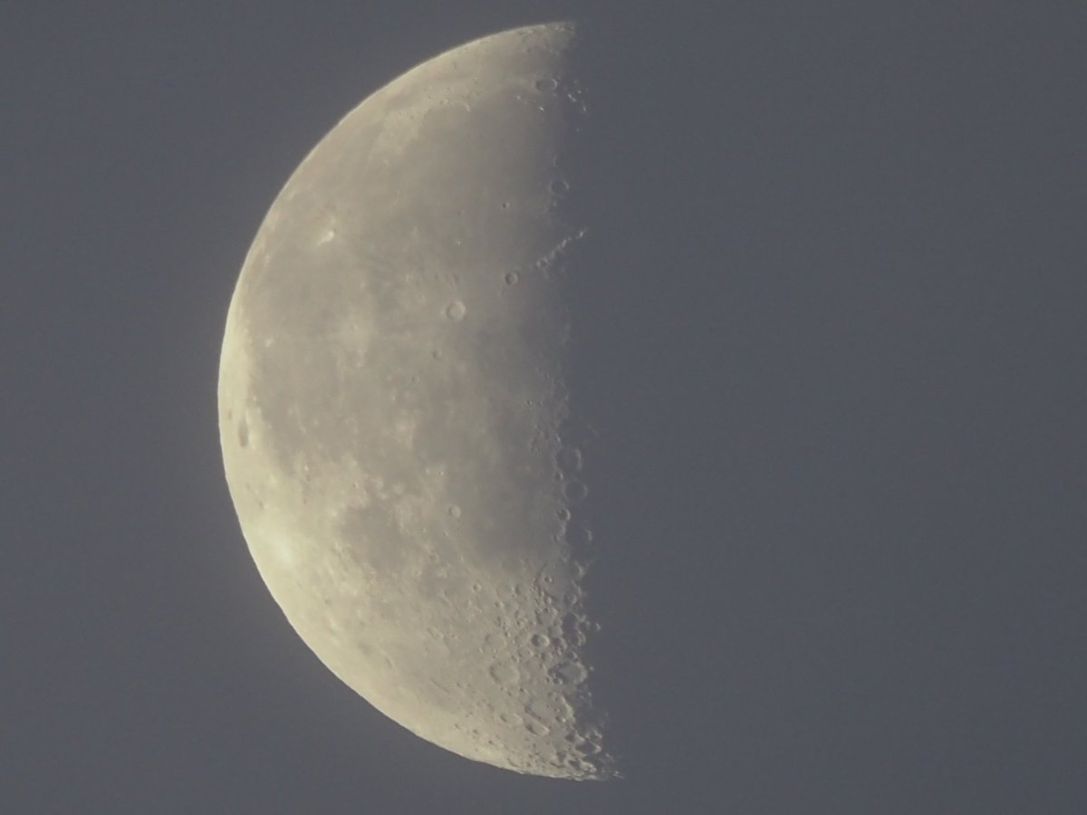 embeddedark's tweet photo. #イマ月 #イマソラ #mysky  #雲越し #OLYMPUS #OMD #EM1MarkIII  #MZD #ED #100400mmF5063ISii #400mm #デジタルテレコン #35mm換算 #1600mm #ISO200 #f6てん3 #40分の1秒 #静音モード #手持ち #5軸シンクロ手ぶれ補正ON #JPEG撮って出し #トリミング https://t.co/AJT5Y2Y8eR