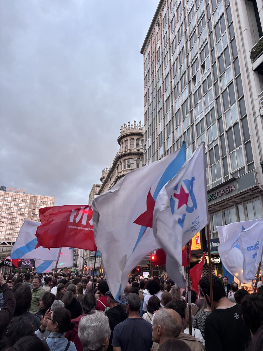 GNACorunha's tweet photo. Hoxe estivemos outra vez nas rúas defendendo o dereito a vivir nos nosos barrios.

Garantir a vivenda, erradicar a crise. https://t.co/OeQ6hAjFnh