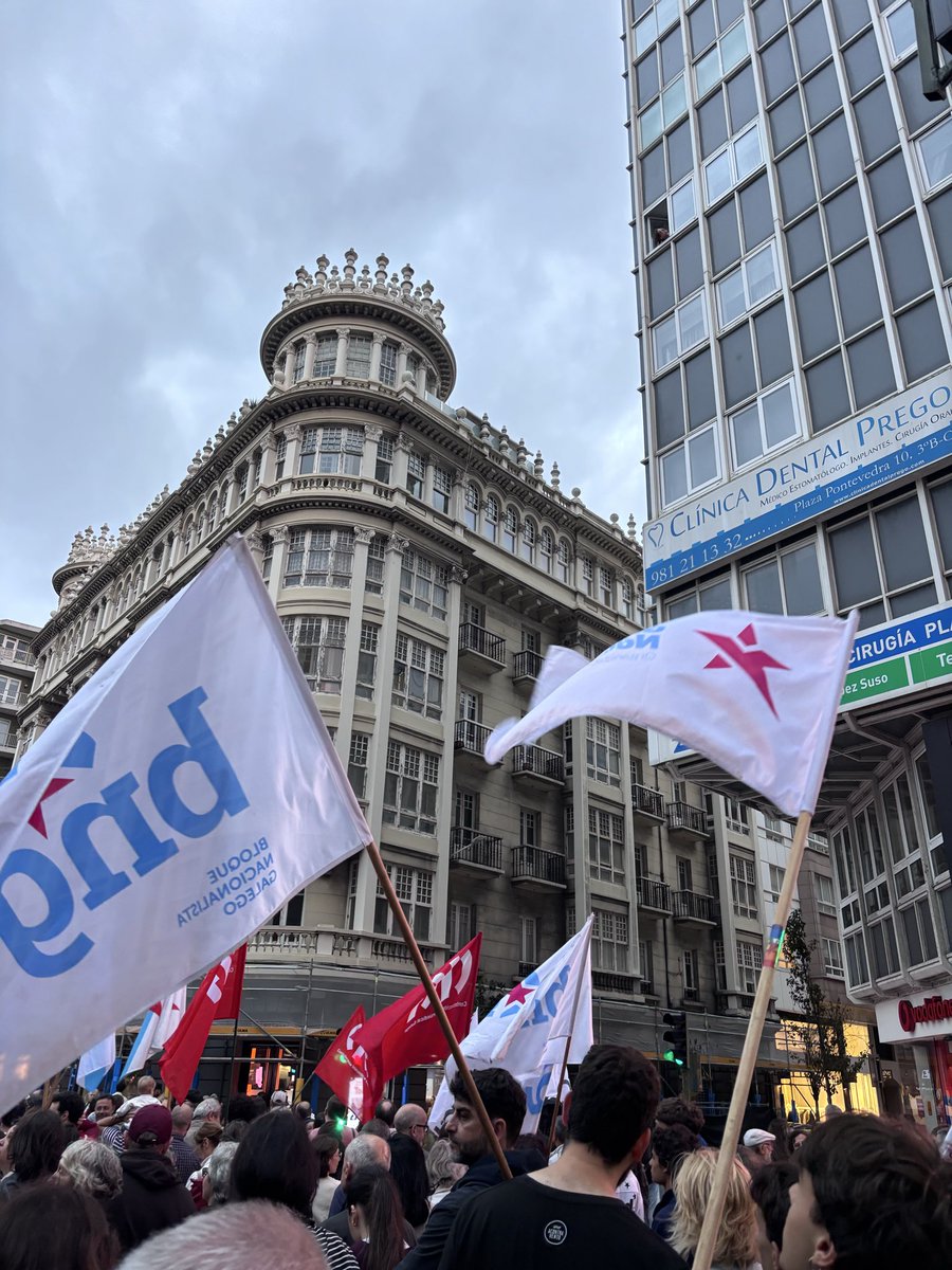 GNACorunha's tweet photo. Hoxe estivemos outra vez nas rúas defendendo o dereito a vivir nos nosos barrios.

Garantir a vivenda, erradicar a crise. https://t.co/OeQ6hAjFnh