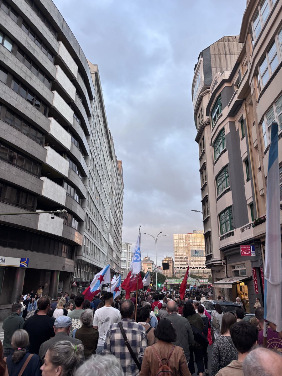 GNACorunha's tweet photo. Hoxe estivemos outra vez nas rúas defendendo o dereito a vivir nos nosos barrios.

Garantir a vivenda, erradicar a crise. https://t.co/OeQ6hAjFnh