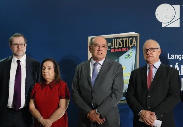 gilmarmendes's tweet photo. Recebi com profunda tristeza a notícia do falecimento de Márcio Chaer, fundador do Consultor Jurídico. Jornalista qualificado, foi um dos pioneiros do jornalismo especializado em assuntos jurídicos no país. Mais do que um profissional que eu admirava e acompanhava, perdi um querido amigo. Seu caráter íntegro e sua generosidade permanecerão na lembrança de todos que com ele conviveram.

Em 25 de julho de 1997, o ConJur publicou seu primeiro texto. O Judiciário brasileiro ainda era solene e distante, e pouco do que se decidia nos tribunais chegava ao público. Márcio ajudou a mudar isso. Construiu uma plataforma que democratizou o acesso à informação especializada de qualidade. Eram textos gratuitos, de amplo acesso. Deu voz a muitos estudiosos do Direito e subsídios para o trabalho de todos os profissionais da área. Não há um advogado, um juiz ou um promotor no país que não tenha frequentado esse site e percorrido o universo de informações que ali vicejava.

Com o tempo, o projeto ganhou capilaridade e alcance: em 2007, Márcio criou o Anuário da Justiça, que passou a registrar perfis, decisões e tendências dos tribunais e se firmou como referência de consulta. O ConJur ultrapassou também as fronteiras do país, e suas páginas passaram a receber textos de grandes nomes do Direito estrangeiro, como o italiano Luigi Ferrajoli, os argentinos Eugenio Raúl Zaffaroni e Raúl Gustavo Ferreyra e os portugueses Jorge Miranda e Carlos Blanco de Morais. Assim, Márcio posicionou a revista na vanguarda da cobertura jurídica. Poucos fizeram tanto para aproximar o jornalismo e o Direito, e o público da informação qualificada.

Márcio era um defensor das instituições e um entusiasta da difusão do conhecimento. Fugia do superficial. Nos momentos mais agudos da vida nacional, teve coragem e destemor para sustentar posições contramajoritárias, sempre leal aos fatos e ao senso de justiça. Foi assim na cobertura da Lava Jato, quando abriu espaço, num momento em que poucos o faziam, para a crítica aos abusos e às violações de direitos fundamentais. Para ele, o jornalismo era também uma forma de defender as garantias individuais e o Estado de Direito. Sob sua direção, o ConJur tornou-se um dos bastiões de resistência contra a desinformação, ao oferecer conteúdo de qualidade.

Ao redor do ConJur, Chaer reuniu gerações de jornalistas e juristas renomados e cultivou amizades que atravessaram décadas. Tenho a honra de ter convivido com ele. À sua família, aos amigos e à equipe do ConJur, expresso minhas sinceras condolências e meu respeito por aquele que foi, e continuará sendo, uma referência para o jornalismo e para o Direito no Brasil.
