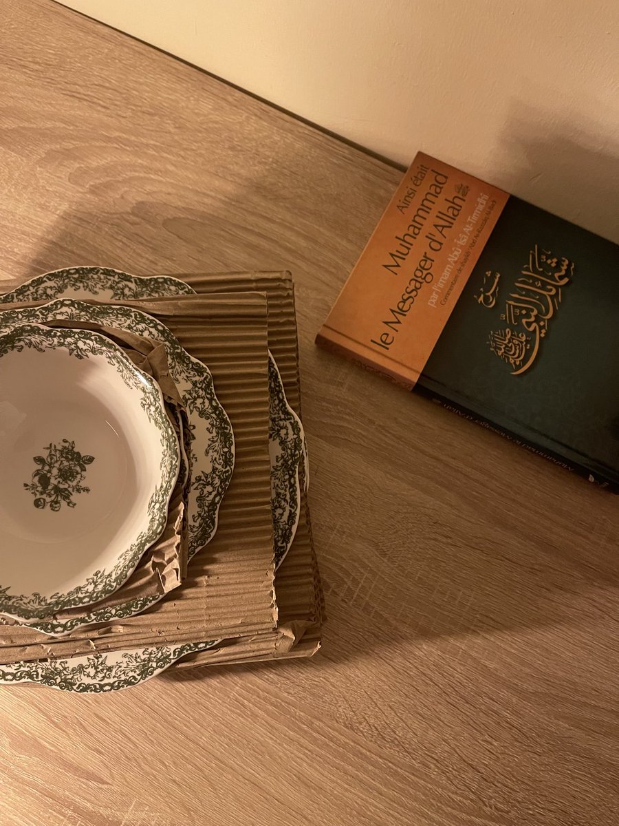 kafvavnun's tweet photo. ben günlük yemek takımlarımızı aldım. kış da geldi, sen gelmedin. https://t.co/Kn9CaY54RM