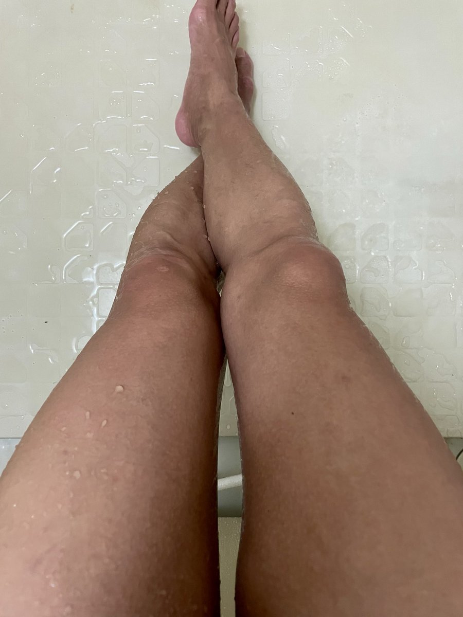 urotaz's tweet photo. おはようございます
今朝の太もも
濡れてる太ももどうかな？
#太もも　#太ももフェチ　#太ももコキ https://t.co/Peg9Ms2lB8