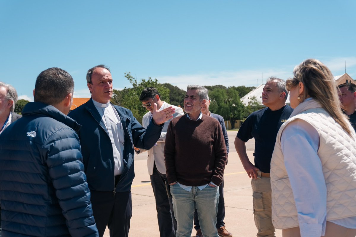 minsegcba's tweet photo. 🇦🇷 NACIÓN Y CÓRDOBA, UNIDAS PARA GARANTIZAR LA SEGURIDAD EN LA VISITA DEL PAPA LEÓN XIV

🔹En representación del @gobdecordoba , el ministro de Seguridad @QuinterosJP participó junto a la ministra de Seguridad Nacional, @AleMonteoliva , el padre Juan Martínez, autoridades nacionales y representantes de #FADEA de una nueva reunión de coordinación.

📌Durante el encuentro se presentó el esquema integral de seguridad para la visita, con la distribución de los recursos de las fuerzas federales y provinciales, la organización del predio y la articulación de un comando unificado para acompañar los distintos desplazamientos del Santo Padre.

✔️Además, recorrieron el predio de FADEA y el sector donde estará ubicado el altar para la celebración de la misa, junto con los espacios destinados a la organización y circulación de los asistentes.

👮🏻Además, participaron autoridades provinciales, representantes de las fuerzas federales y el subjefe de la @PoliciaCbaOf Alberto Bietti, entre otros.