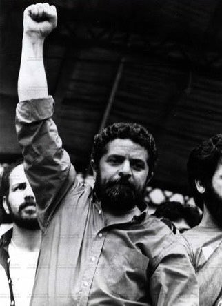 NotDomingos's tweet photo. Quando o Lula vencer a eleição e ele lançar essa pose https://t.co/0SIaekhCgl