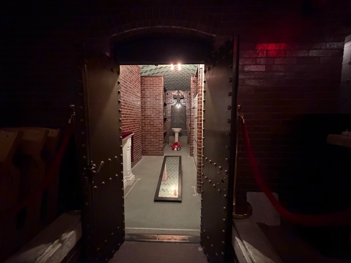 Ethereal_Rin's tweet photo. Few people know about this place, the crypt beneath the church. https://t.co/HoNCZdEjyF