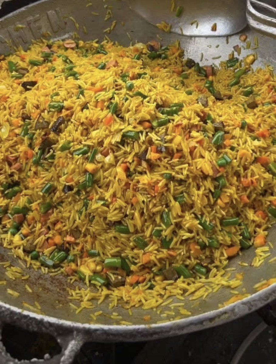 iamjamesbobby's tweet photo. Fried rice               or                           jellof rice https://t.co/TkVGRlIIRm