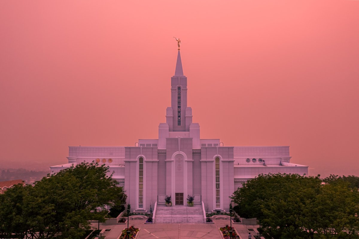 allenjblodgett's tweet photo. Everything in the temple testifies of Jesus Christ. #GeneralConference #ElderGong https://t.co/QLI7hTyffo