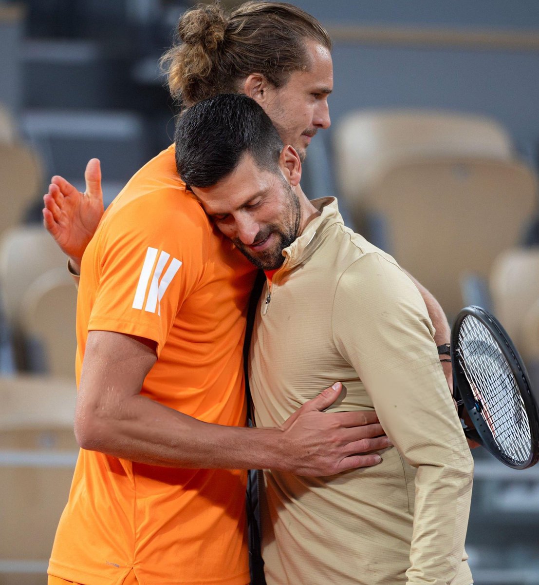Tiempodetenis1's tweet photo. ¿QUIÉN GANA EL PARTIDAZO DE LA SEMANA EN BEIJING?

Así están las probabilidades de victoria en Kalshi:

🇩🇪 Alexander Zverev: 74%
🇷🇸 Novak Djokovic: 26%

Sascha buscará acercarse cada vez más al N°1 y Nole evitar perder su increíble invicto en el torneo. https://t.co/kCrprnCHXC