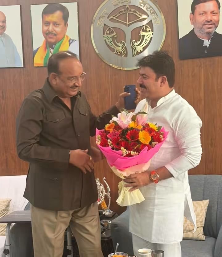 AdarshManiBjp's tweet photo. उत्तर प्रदेश सरकार में लोकप्रिय कृषि एवं विपणन मंत्री श्री @RBLDineshSingh जी से लखनऊ स्थित उनके आवास पर आत्मीय भेंट कर उन्हें जन्मदिन की हार्दिक बधाई एवं अनंत शुभकामनाएं प्रेषित कीं।

मर्यादा पुरुषोत्तम प्रभु श्रीराम जी से आपके उत्तम स्वास्थ्य, दीर्घायु की कामना करता हूं। https://t.co/vxX85ydII5