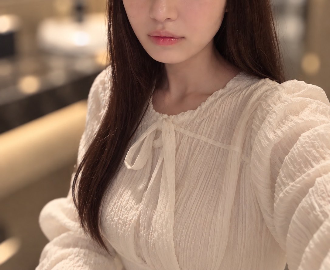 服無さすぎて自撮りした後、チャッピーに服と背景変えてもらってる😅 https://t.co/Zh8SE18kdc
