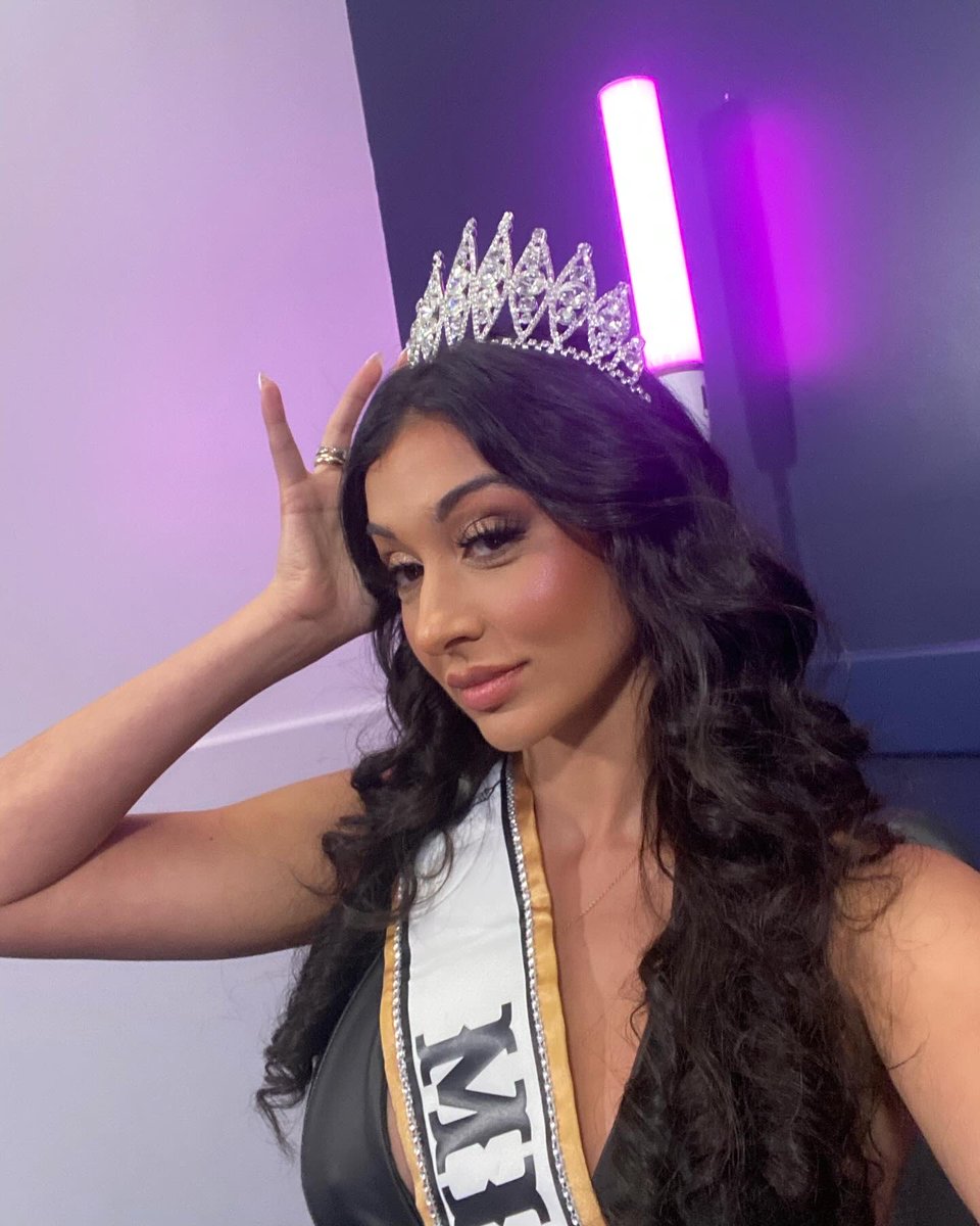 NoTiaraRequired's tweet photo. Head up, princess, your tiara is falling. 👸🏻 https://t.co/7zoZzOoc4f