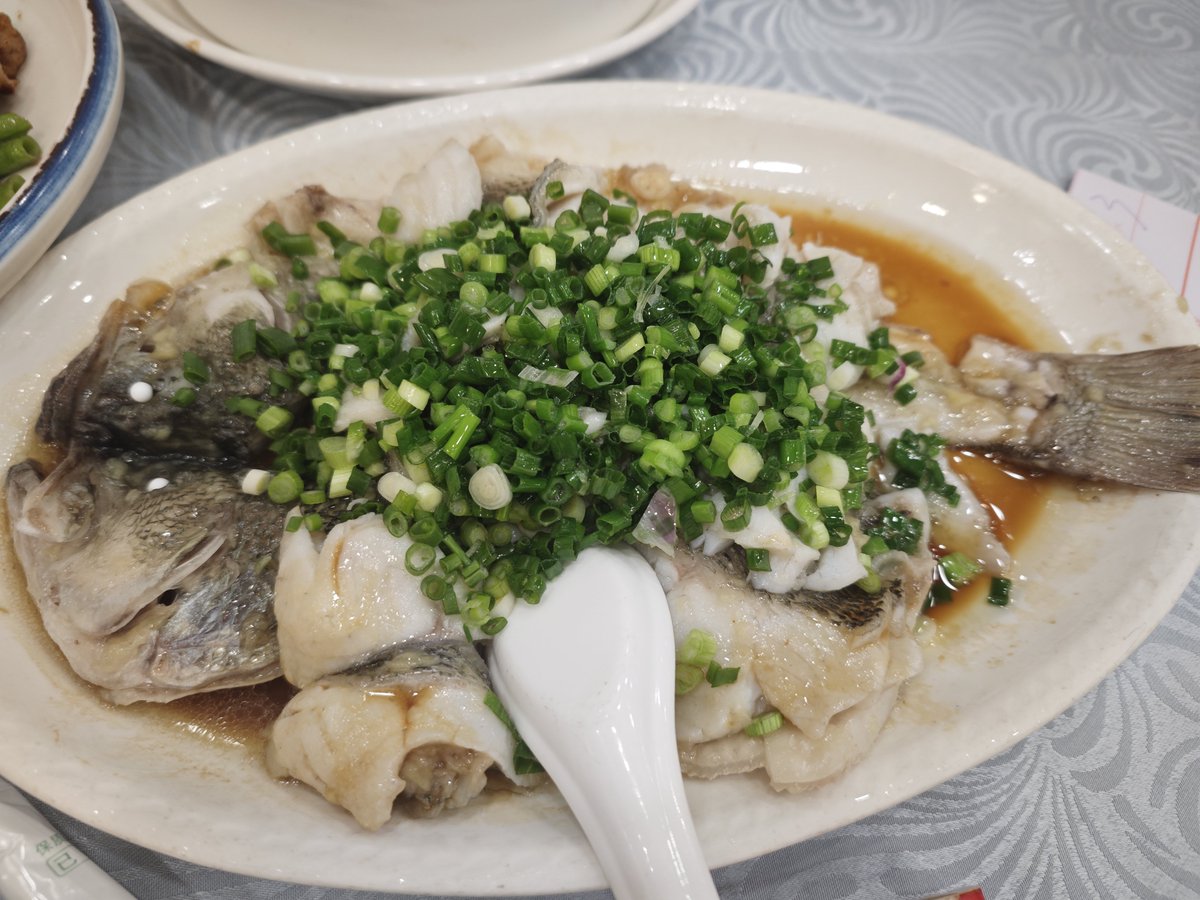 AsukOvO's tweet photo. 來廣州旅遊就是要品嘗各種美食，燒鵝遲到膩(蝦醬真的不好吃) https://t.co/vxc0E4QI3o