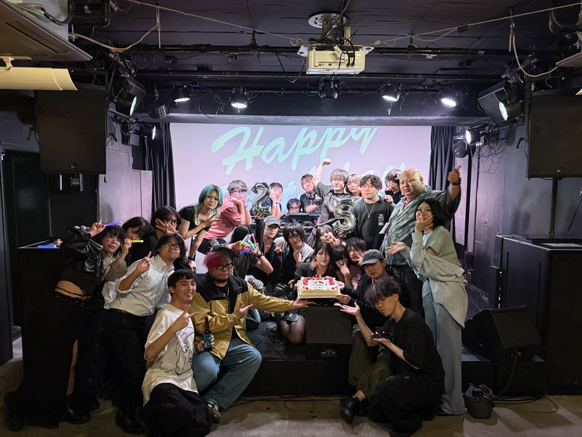 miminga1001's tweet photo. 遅ればせながら四半世紀お集まり頂いた各演者の皆様ゲストの方々そして主催として動いてくれたりの本当にありがとうございました。
大好きな音楽と大切な仲間に囲まれて
本当に幸せな誕生日でした。 https://t.co/DE52UsEF0M