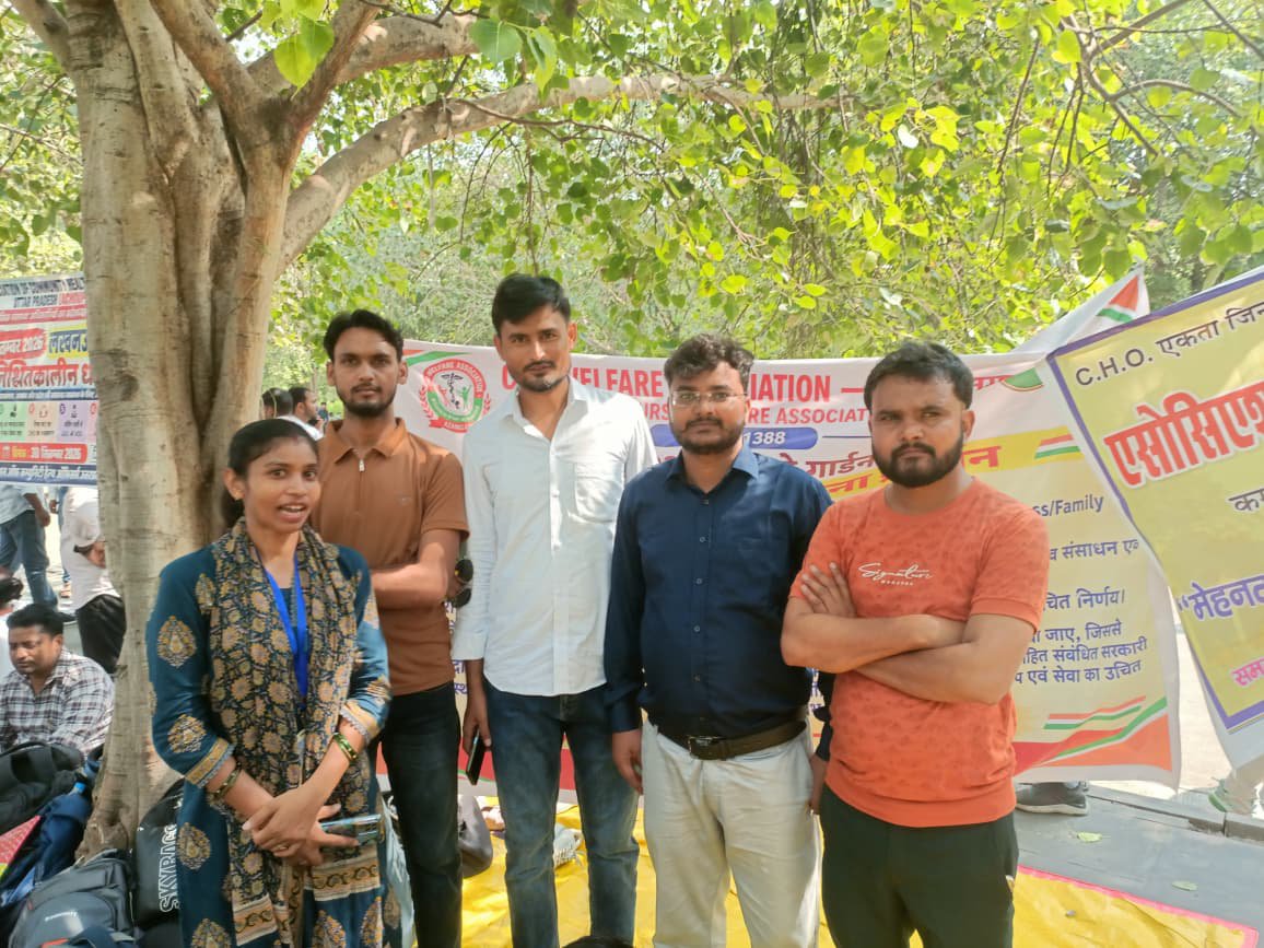 Arjun45855Arjun's tweet photo. 17,000 UP CHO आज भी ईको गार्डन में धरने पर हैं। दूसरों का इलाज करने वाले CHO खुद अपने हक़ के लिए संघर्ष को मजबूर हैं। अब आश्वासन नहीं, 6 सूत्रीय मांगों पर ठोस निर्णय चाहिए।
@myogiadityanath @narendramodi @brajeshpathakup
#CHOधरना #UPCHO #NHM https://t.co/3h4f8Mk94m