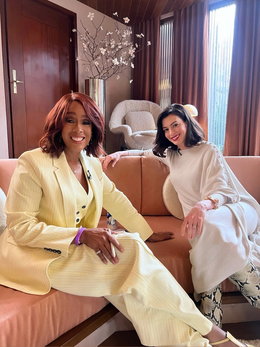annehathawaybr's tweet photo. Anne Hathaway e Gayle King nos bastidores de "Verity".

gayleking via: instagram https://t.co/bqobFDG8nJ