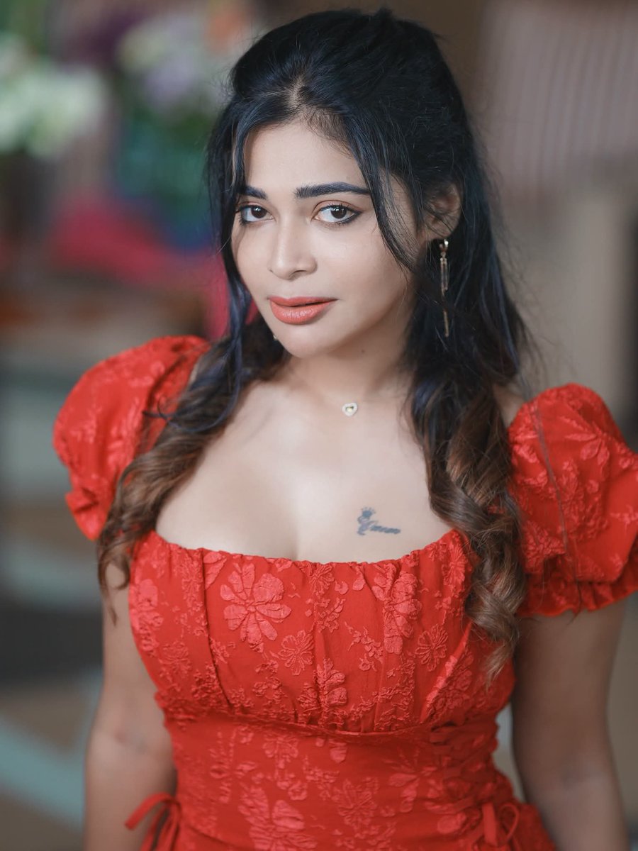 GlamQueensHQ's tweet photo. ❤️🔥 Dharsha Gupta serving pure elegance in red! ✨🌹
#DharshaGupta #GlamQueens #RedDress #IndianBeauty #TamilActress #Glamour #Fashion #Style #Beauty #ChicLook #Stunning #FashionDiaries #Elegant #GlamStyle #IndianFashion https://t.co/8oyTtV7dIo