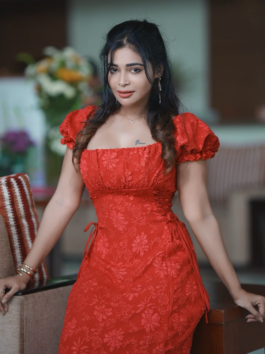 GlamQueensHQ's tweet photo. ❤️🔥 Dharsha Gupta serving pure elegance in red! ✨🌹
#DharshaGupta #GlamQueens #RedDress #IndianBeauty #TamilActress #Glamour #Fashion #Style #Beauty #ChicLook #Stunning #FashionDiaries #Elegant #GlamStyle #IndianFashion https://t.co/8oyTtV7dIo