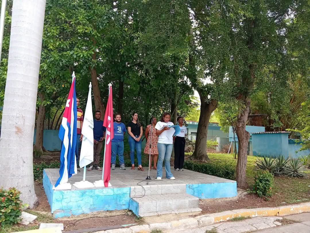 CubaMES's tweet photo. ✨ En la @deporte_cubano se efectuó el acto de ingreso de los estudiantes de primer año a la @FeuCuba. 

🇨🇺❤️ En el acto se patentizó el compromiso de los jóvenes con la defensa de la Revolución cubana.

🖊️📷 #UCCFD 
#UniversidadCubana
#Cuba https://t.co/iVBHcUrcGv