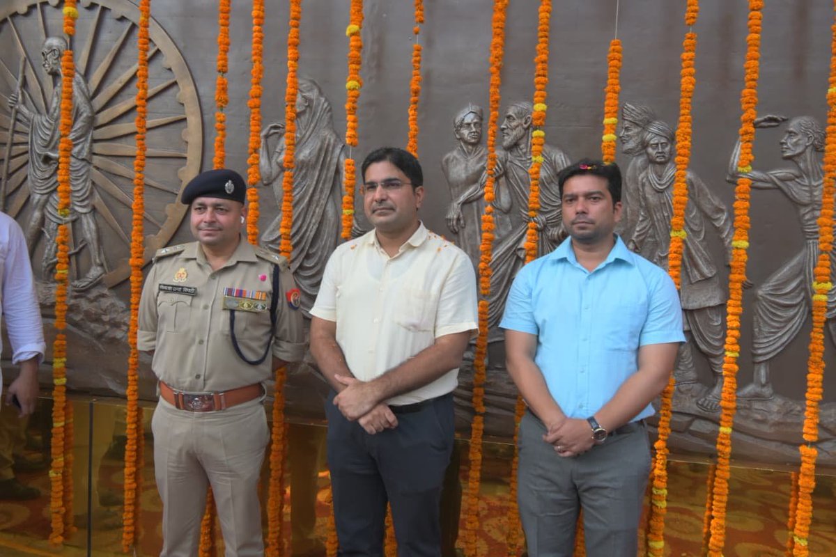 DmSambhal's tweet photo. आज @DmSambhal अंकित  खण्डेलवाल एवं  #𝚂𝙿𝚂𝚊𝚖𝚋𝚑𝚊𝚕  विकास चन्द्र त्रिपाठी द्वारा नगर पालिका ��रिषद सम्भल क्षेत्र में उप जिलाधिकारी न्यायालय के बाहर नगर पालिका परिषद सम्भल द्वारा तैयार कराई गई महात्मा गांधी जी की डांडी यात्रा पर आधारित रिलीफ म्यूरल कलाकृति का लोकार्पण किया।
स्वच्छता ही सेवा पखवाड़े के तहत गंदगी वाले स्थानों का कायाकल्प कर आकर्षक सेल्फी प्वाइंट एवं कलाकृतियां स्थापित की जा रही हैं। इन कलाकृतियों के माध्यम से शहर की सुंदरता बढ़ाने के साथ-साथ लोगों को प्रेरणादाय��� संदेश देने और नई पीढ़ी को महान विभूतियों के विचारों एवं आदर्शों से जोड़ने का प्रयास किया जा रहा है। @CMOfficeUP @UPGovt @ChiefSecyUP @InfoDeptUP @Comm_Moradabad