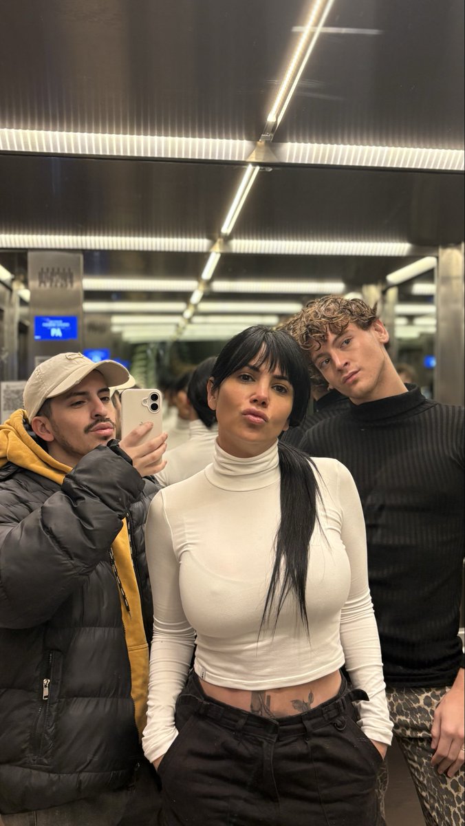 Faacuveron's tweet photo. Romina nunca usó a Bambi. De hecho, cuando salió de GH, en un momento en el que muchos de sus compañeros no lo integraban porque no tenía seguidores, Romina le abrió las puertas y le dio un lugar. Lo hizo parte de su vida y de la de su entorno, sin pedirle nada a cambio. https://t.co/zJFEqkTS2Y