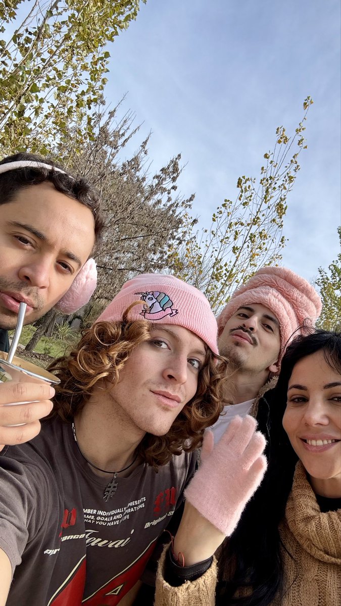 Faacuveron's tweet photo. Romina nunca usó a Bambi. De hecho, cuando salió de GH, en un momento en el que muchos de sus compañeros no lo integraban porque no tenía seguidores, Romina le abrió las puertas y le dio un lugar. Lo hizo parte de su vida y de la de su entorno, sin pedirle nada a cambio. https://t.co/zJFEqkTS2Y