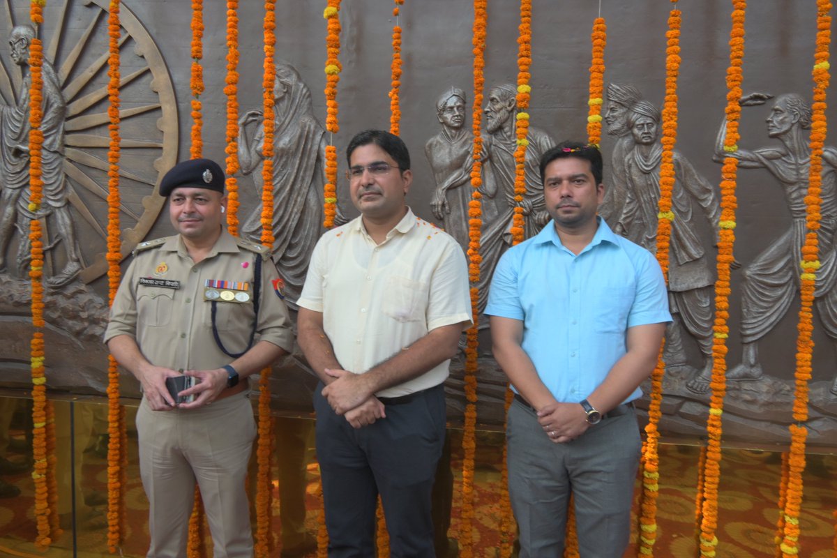 DmSambhal's tweet photo. आज @DmSambhal अंकित  खण्डेलवाल एवं  #𝚂𝙿𝚂𝚊𝚖𝚋𝚑𝚊𝚕  विकास चन्द्र त्रिपाठी द्वारा नगर पालिका ��रिषद सम्भल क्षेत्र में उप जिलाधिकारी न्यायालय के बाहर नगर पालिका परिषद सम्भल द्वारा तैयार कराई गई महात्मा गांधी जी की डांडी यात्रा पर आधारित रिलीफ म्यूरल कलाकृति का लोकार्पण किया।
स्वच्छता ही सेवा पखवाड़े के तहत गंदगी वाले स्थानों का कायाकल्प कर आकर्षक सेल्फी प्वाइंट एवं कलाकृतियां स्थापित की जा रही हैं। इन कलाकृतियों के माध्यम से शहर की सुंदरता बढ़ाने के साथ-साथ लोगों को प्रेरणादाय��� संदेश देने और नई पीढ़ी को महान विभूतियों के विचारों एवं आदर्शों से जोड़ने का प्रयास किया जा रहा है। @CMOfficeUP @UPGovt @ChiefSecyUP @InfoDeptUP @Comm_Moradabad