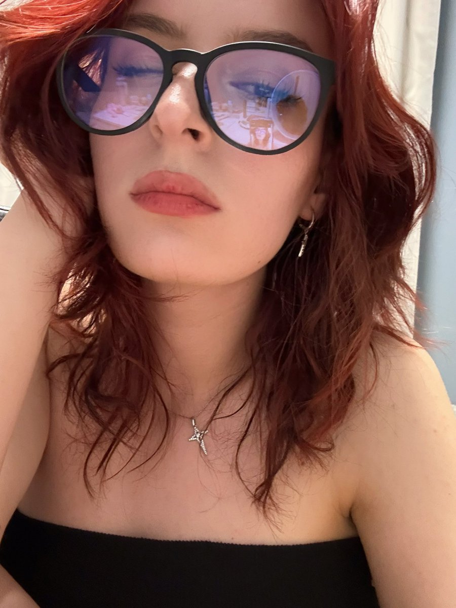 molyyaaaaaaaaaa's tweet photo. какая я ахуенная схуяли это я страдаю сижу девочки я свободная забирайте🫶🏻 https://t.co/4cNnRvyrm4