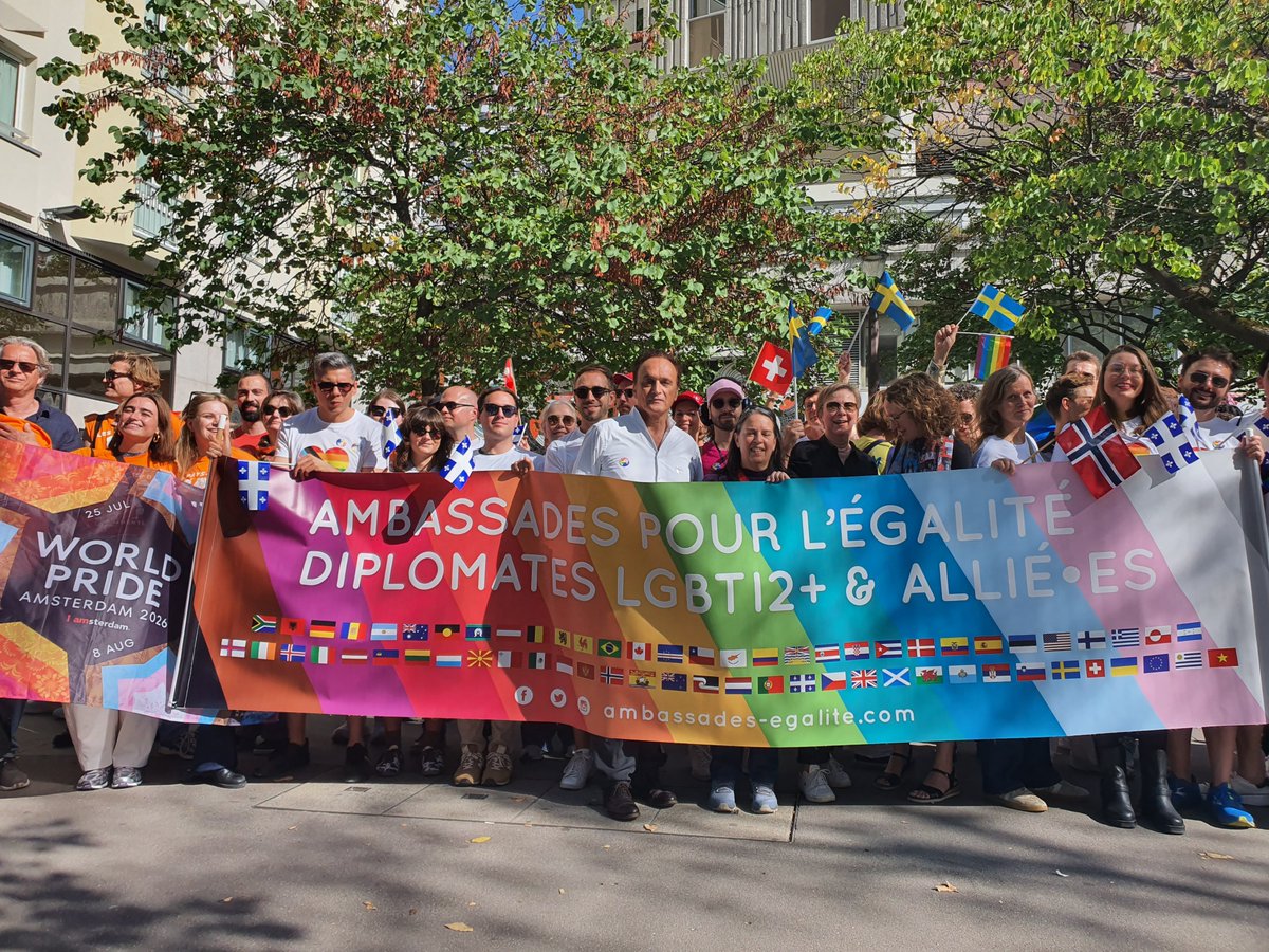 BerthonJeanMarc's tweet photo. Heureux d'avoir participé à la #MarcheDesFiertés de Paris avec les diplomates étrangers en poste dans notre pays et mes collègues du Quai d'Orsay. Parce que la question #LGBTI+ est un enjeu global. https://t.co/Iq6H6A8UIs