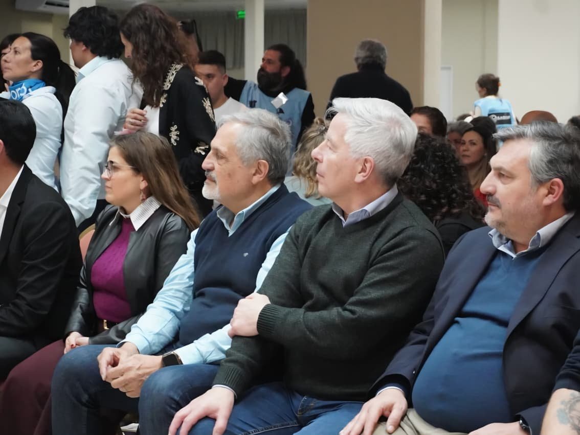 waltercorreaok's tweet photo. Participé del cierre del Congreso Provincial de delegadas y delegados del SADOP, junto a la secretaria general de @sadopnacion, Luz Marina Jaureguiberry; la secretaria general de @sadoppba, @adridonzelli; la directora general de Cultura y Educación, @flaviaterigi; la subsecretaria de Empleo de @trabajopba @claudialazzaro_ y más de mil representantes sindicales de todo el país.

Frente a un Gobierno nacional que desfinancia y margina al sistema educativo, ratificamos que los desafíos que enfrenta la educación y la comunidad educativa no se resuelven con un voucher, sino con políticas concretas y participación de las y los trabajadores.