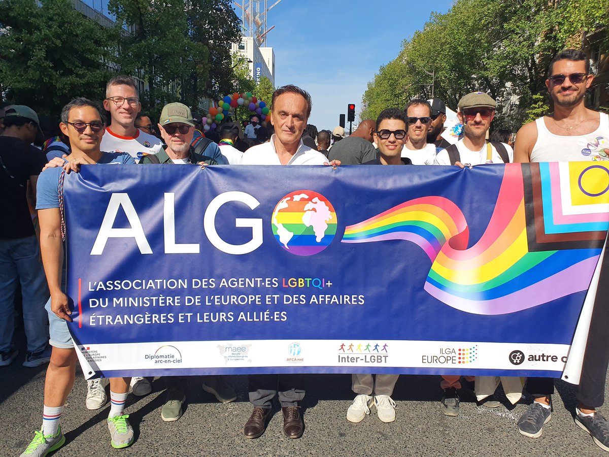 BerthonJeanMarc's tweet photo. Heureux d'avoir participé à la #MarcheDesFiertés de Paris avec les diplomates étrangers en poste dans notre pays et mes collègues du Quai d'Orsay. Parce que la question #LGBTI+ est un enjeu global. https://t.co/Iq6H6A8UIs