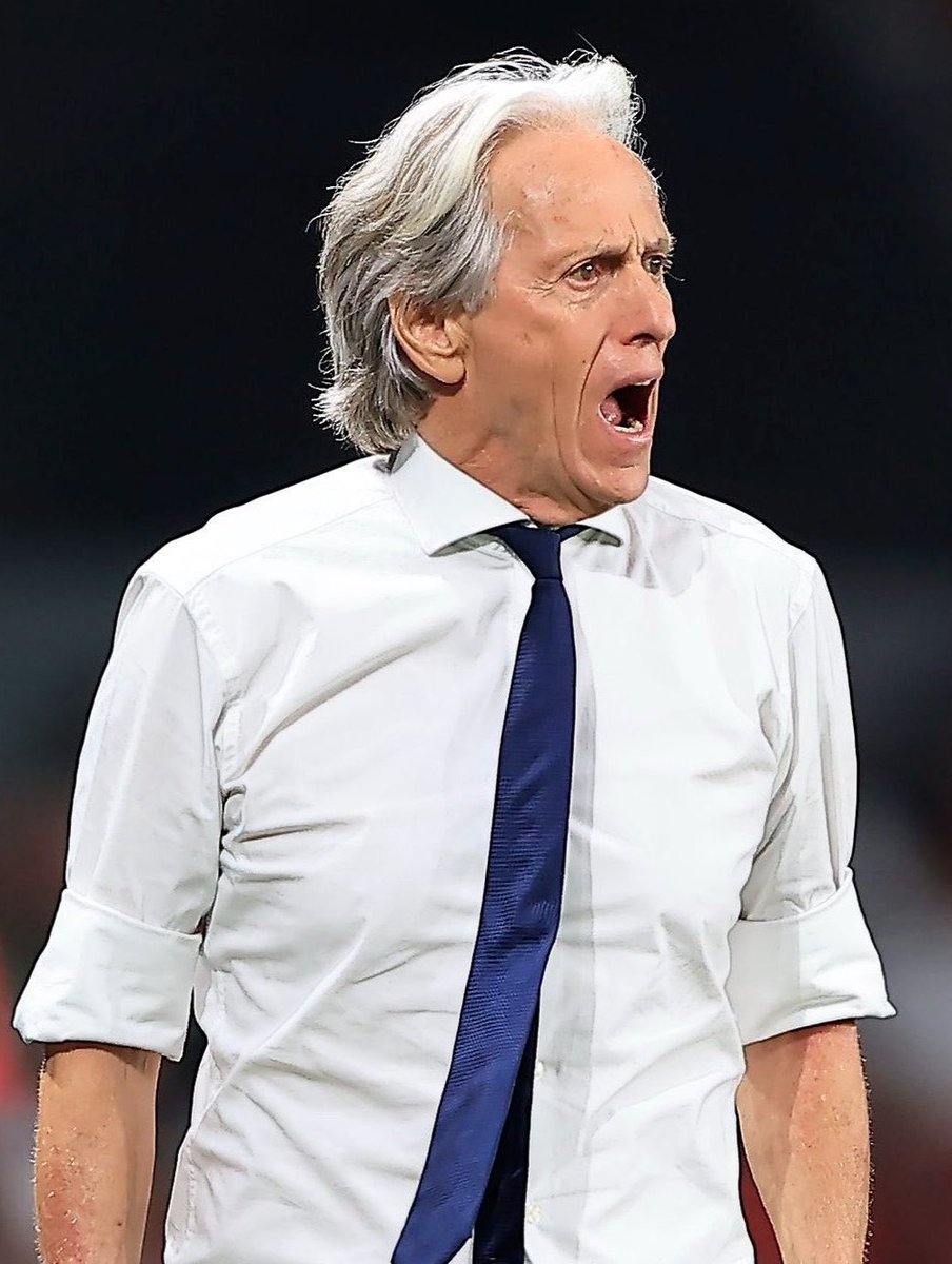 StakeFootball's tweet photo. 🚨🚨| JUST IN: Jorge Jesus was 𝗜𝗡𝗦𝗨𝗟𝗧𝗘𝗗 by a supporter at Porto Airport, forcing police to intervene. 😳🇵🇹

The fan reportedly shouted at the manager: "You're not even worth one of CR7's fingernails."

[@MaisFutebol] https://t.co/Y0ktKokE7m
