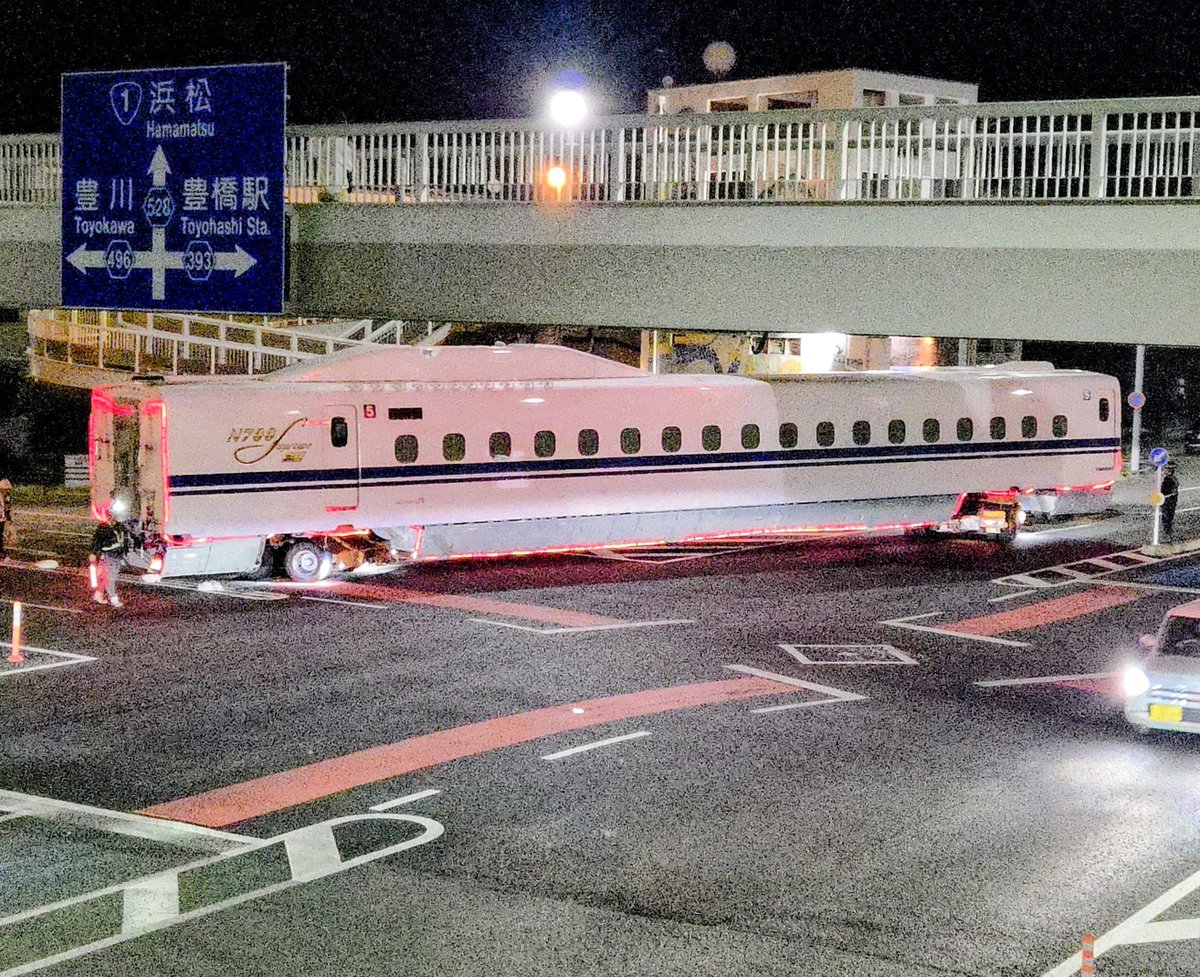 gonfrog_1's tweet photo. 新幹線陸送の写真撮影。
新幹線は深夜から明け方に大抵２両ずつ輸送されます。
豊川市の日本車両からの陸送を追っかけ撮影しました。
ＪＲ西日本、N700S。
ＪＲ東海、N700S、ドクターS。
台湾高速鉄道、N700ST 。
@sundayfunday929 
#サンファン929
#新幹線
#新幹線陸送
#ドクターS
#台湾高速鉄道 https://t.co/WadujPLBuD